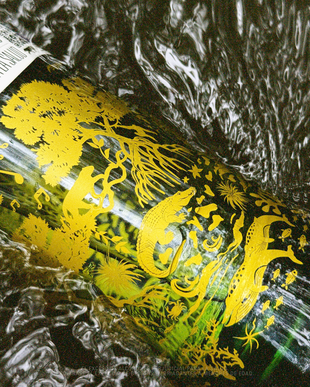 <p><strong>Capítulo I:</strong> Sale al mercado <strong>nuestro primer producto</strong> y con él, la primera <strong>botella de vidrio 100% reciclado</strong> utilizada localmente. Un destilado de caña del Pacífico colombiano, <strong>elaborado para toda Colombia.</strong></p>